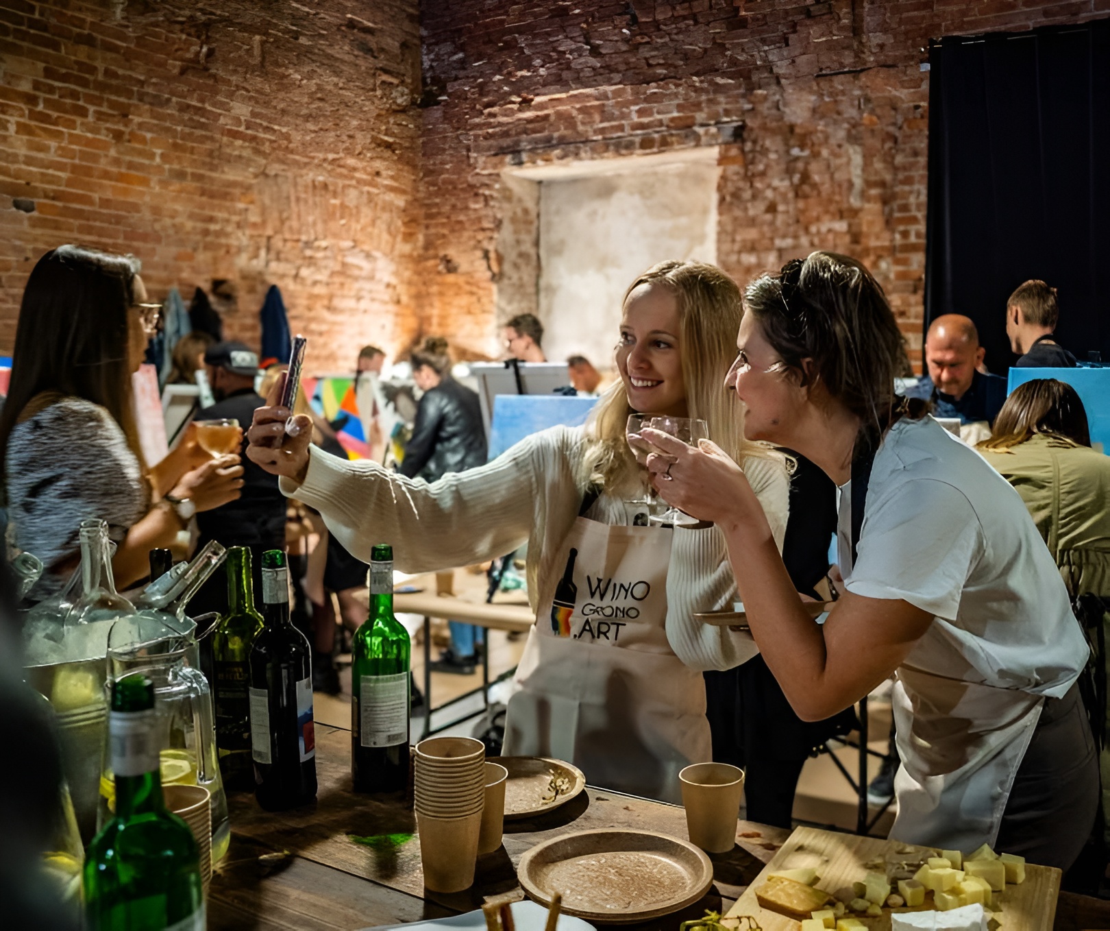 Art & Wine вечір з вином, спілкуванням та камерною атмосферою