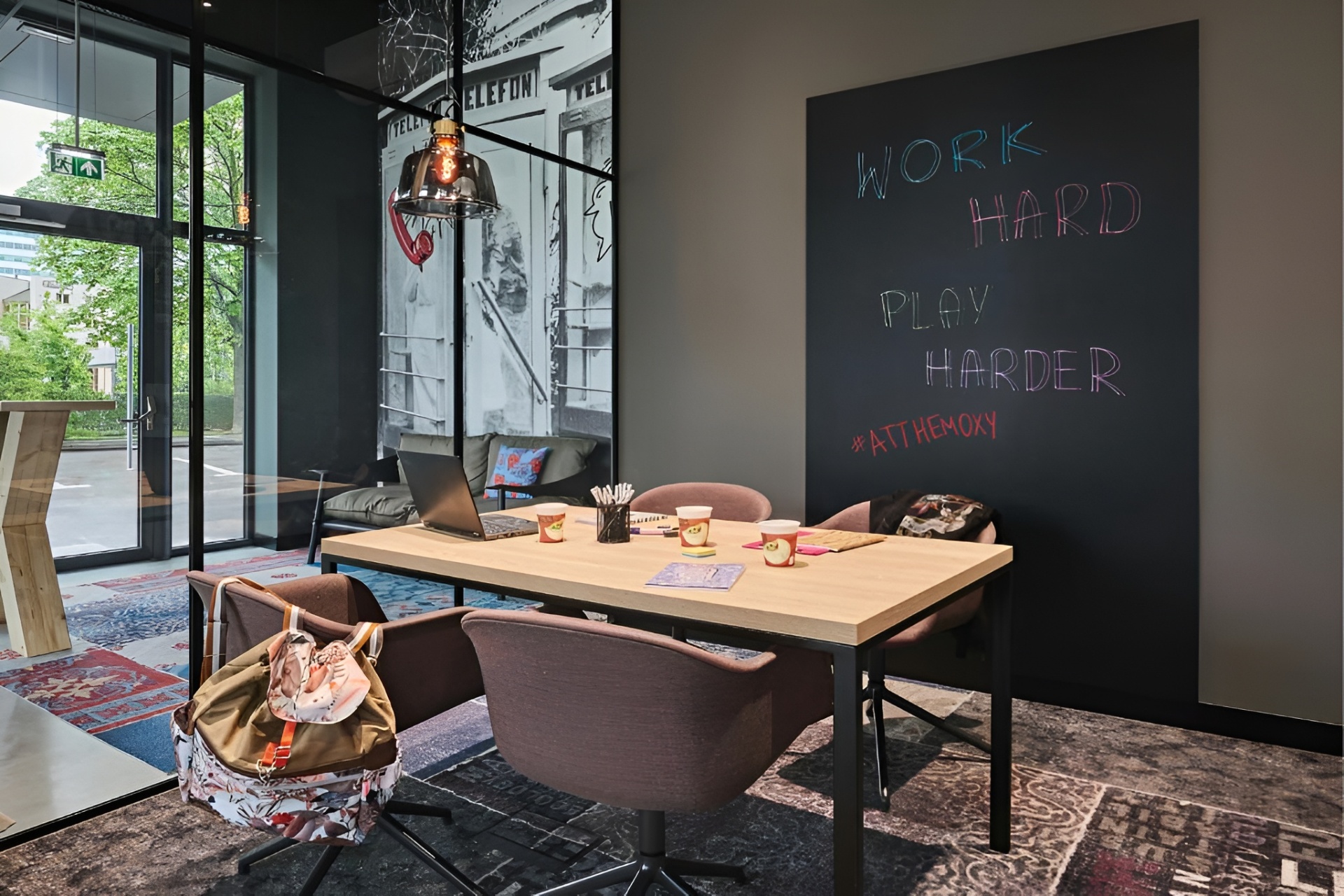 Co-working куточок з крейдяною дошкою
