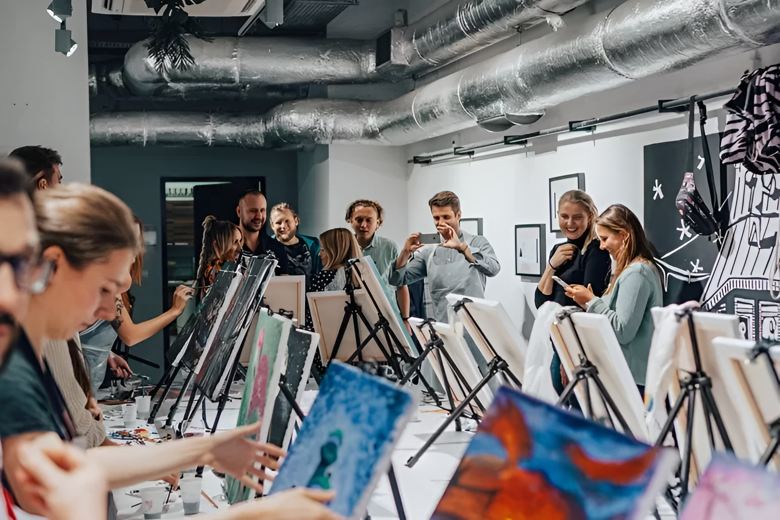 Учасники Art & Wine малюють разом у світлій студії